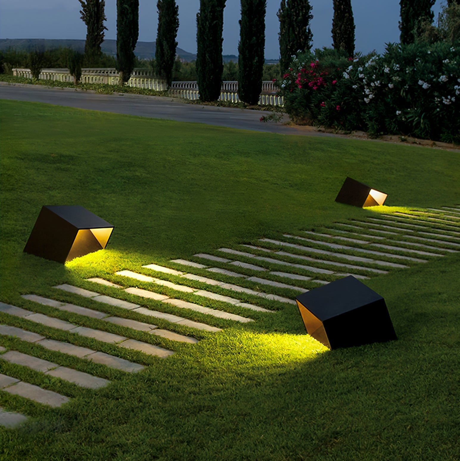 Compact Solar Border Cube Light