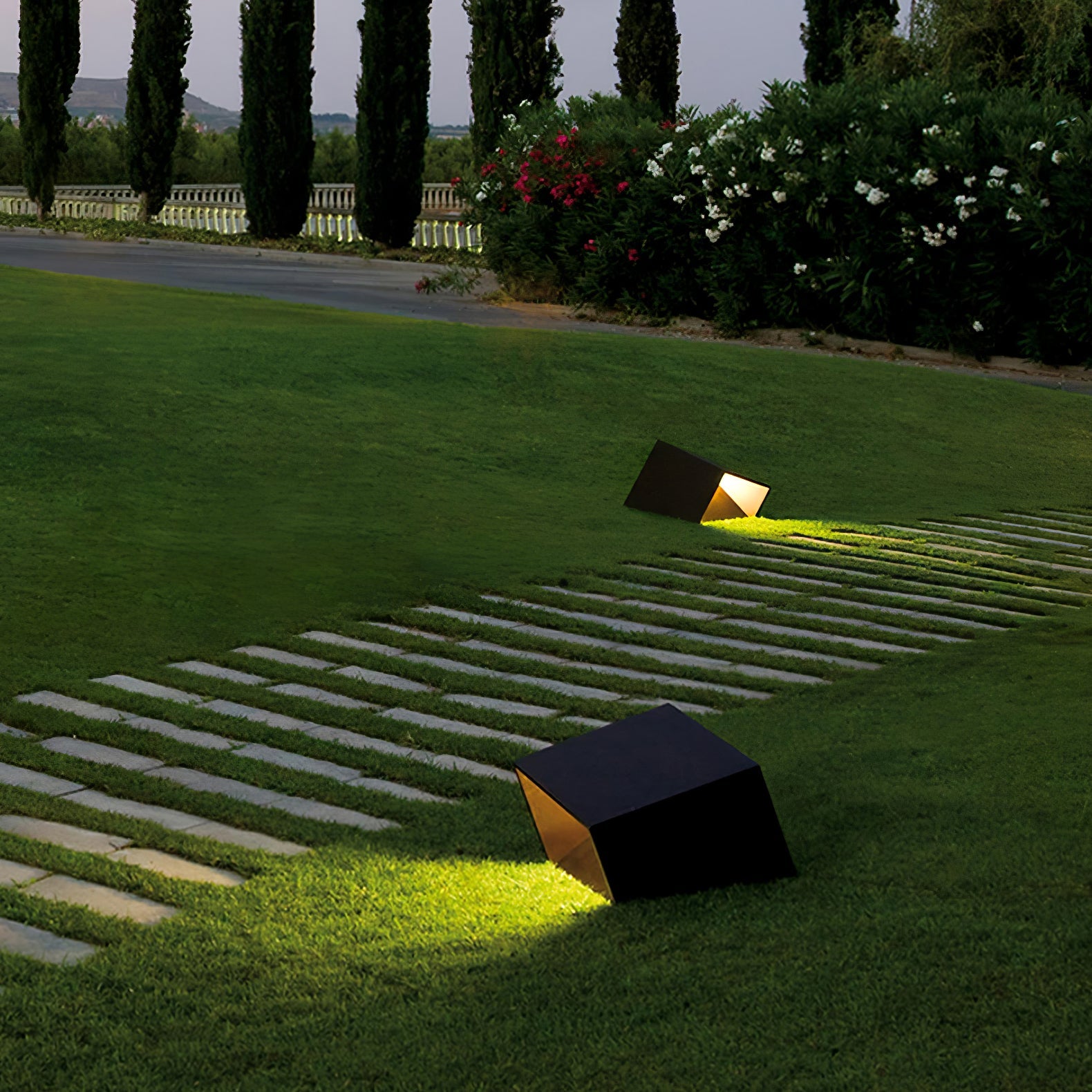 Compact Solar Border Cube Light